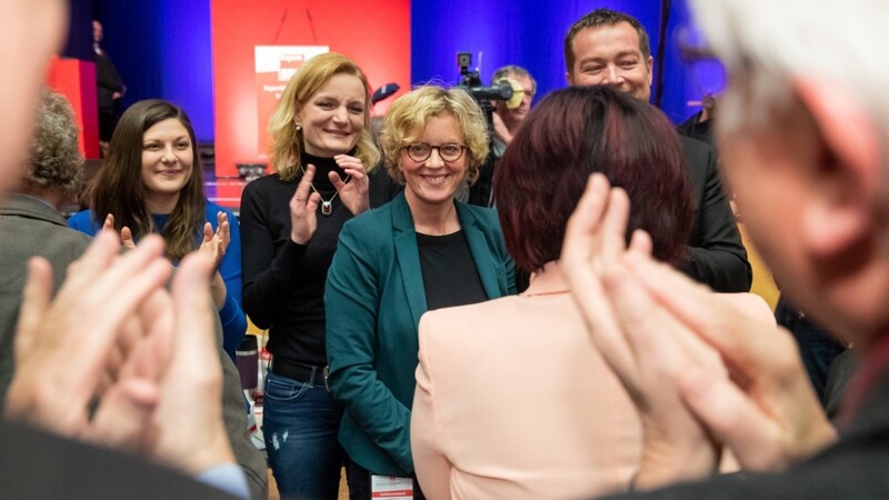 Natascha Kohnen (M.) freut sich über ihre Wiederwahl als SPD-Landesvorsitzende.