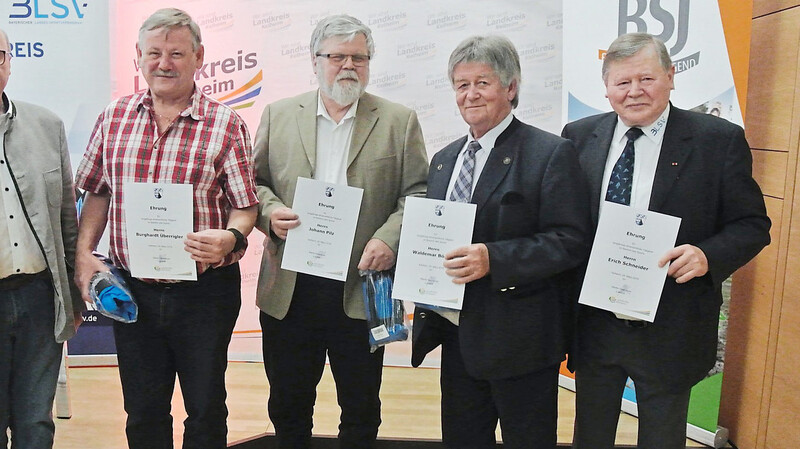 Landrat Martin Neumeyer (links) dankte den verdienten BLSV-Funktionären Erich Schneider, Waldemar Böschl, Johann Pilz und Burghardt Überrigler (v.r.).