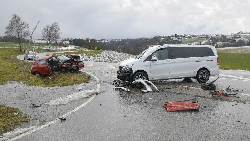 Eine Frau starb bei dem Unfall nahe Hauzenberg, bei dem zwei Autos ineinander krachten.