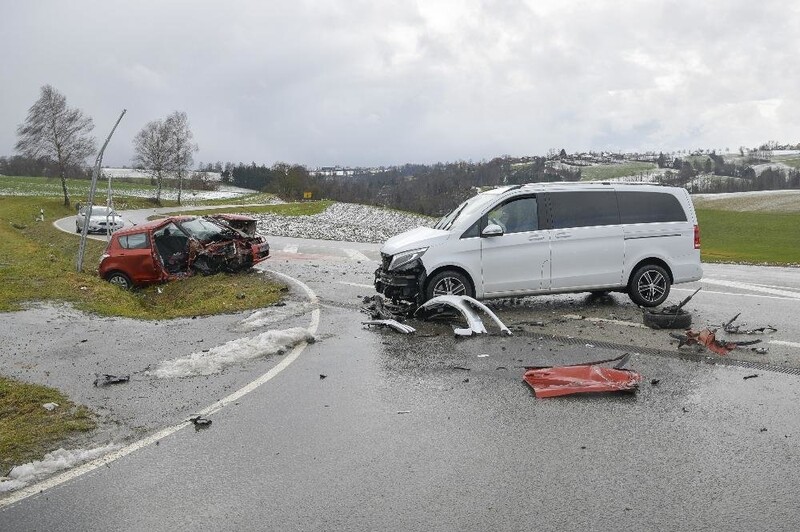 Eine Frau starb bei dem Unfall nahe Hauzenberg, bei dem zwei Autos ineinander krachten. 
