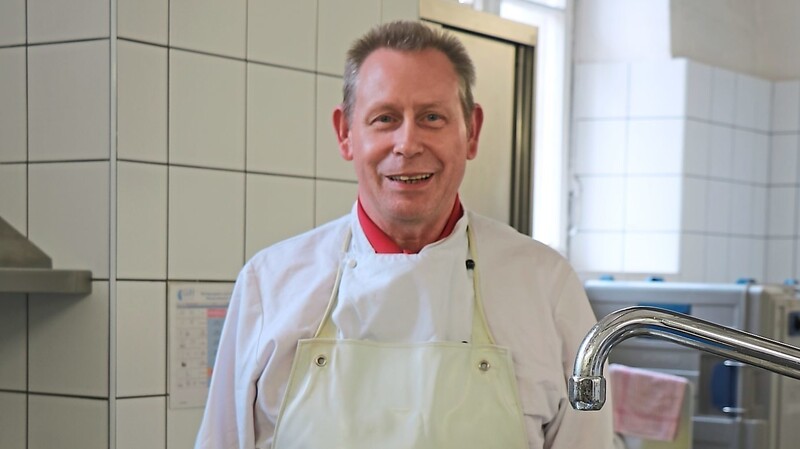 Für Küchenchef Helmut Seitz ist die Essensausgabe in der Notstandsküche mehr als nur die Versorgung mit Mahlzeiten.