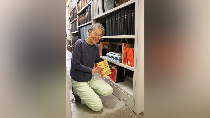 Kalenderfrau Dr. Dorit-Maria Krenn im Stadtarchiv, wo die Kalenderjahrgänge sorgsam archiviert sind.
