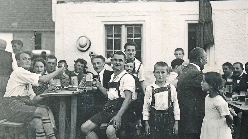 Sommerliche Biergartenidylle vor dem "Kriegerischen Gathaus", der Wirtschaft des Leitl-Wirts in Oberframmering in den 1940er-Jahren