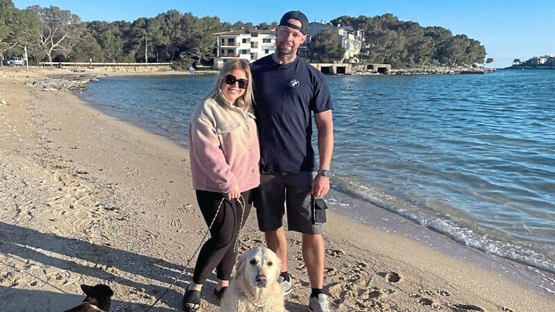 Urlaubsgefühle in der neuen Heimat. Sina Fischer und ihr Freund Chris Jaensch gehen am Strand spazieren mit ihren Hunden.