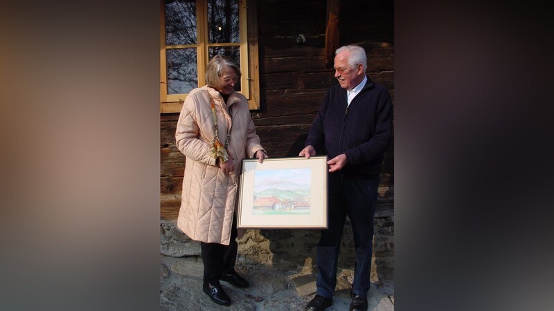 Walter Just hier mit der Lamer Malerin Hanne Witlatschil aus Lam, die mehrere Male bei ihm ausstellte.