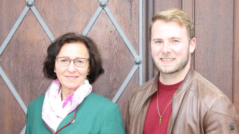 Ehrenamtliche Eva Cucurovic und Integrationslotse Sebastian Wiesbeck hoffen auf weitere Unterstützung für Geflüchtete.