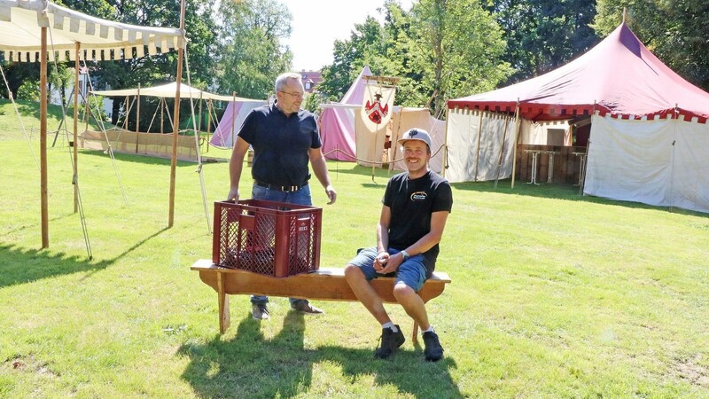 Stefan Paa, Chef der Pandurenlagerer, und Benjamin Schlegl (rechts), der Vorsitzende der Trenckreitabteilung, freuen sich mit ihren Helfern auf viele Besucher bei den beiden Veranstaltungen im Stadtpark.
