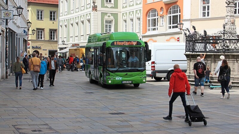 Seit Mai 2017 fährt der Elektrobus "Emil" fast lautlos durch das Zentrum - und hat sich so im Stadtbild etabliert.