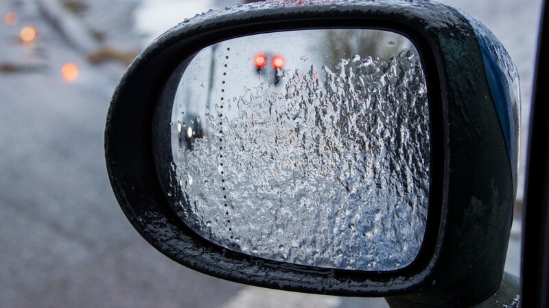 Der Winter ist da! Und mit dem Frost kommt auch das Glatteis auf den Straßen. Im Landkreis Erding ereigneten sich deshalb am Mittwoch einige Unfälle. (Symbolbild)