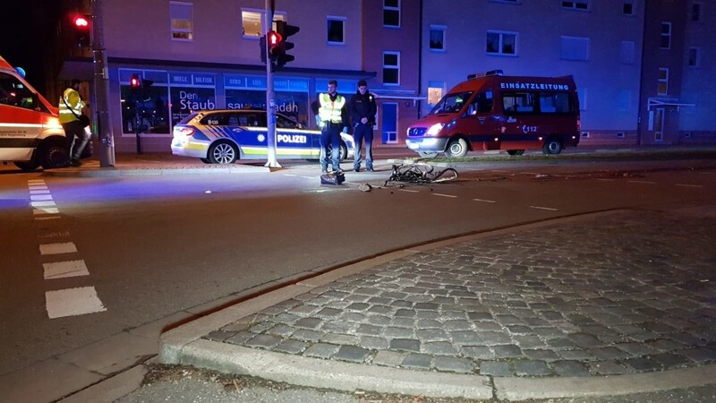 Unfalldrama am Dienstagabend in Regensburg. Dabei kam ein Radfahrer ums Leben.