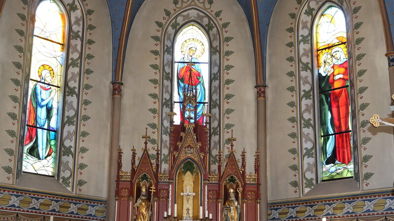 Die Marienfenster kamen erst 1993 in die neugotische Kirche