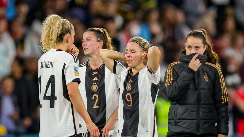 Tief enttäuscht nach dem Vorrunden-Aus sind die deutschen Nationalspielerinnnen Lena Lattwein, Chantal Hagel ,Svenja Huth und Sara Däbritz (links). In der DFB-Elf macht BFV-Trainer Heribert Ketterl ein "Kreativitäts- und Mentalitätsproblem" aus.