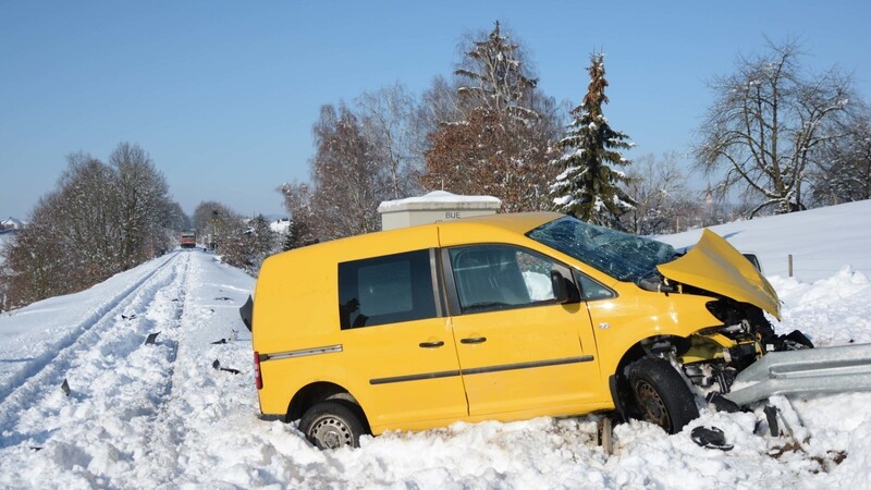 Die Insassen eines Postautos blieben auf einem schneebedeckten Bahnübergang im Landkreis Landshut mit ihrem Wagen hängen. Sie konnten sich gerade noch aus dem Wagen retten, bevor ein Zug das Fahrzeug erfasste.