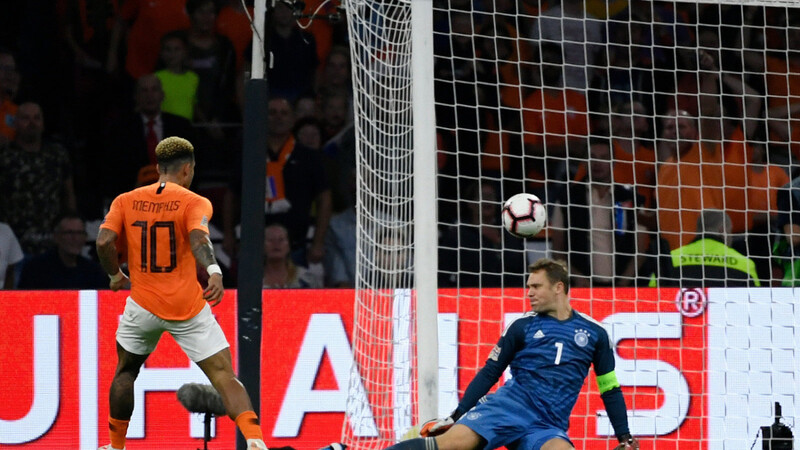EINE BITTERE LEHRSTUNDE erhielt die deutsche Mannschaft vor gut fünf Monaten bei der 0:3-Schlappe gegen die Niederlande. Manuel Neuer kann den zweiten Treffer, den Memphis Delpay erzielt, nicht verhindern.