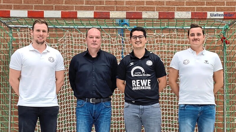 Dynamisches Team: Die beiden Abteilungsleiter Marius May und Fabian Kuhns (in weiß) zusammen mit dem sportlichen Leiter Tobias Senger und dem neuen Cheftrainer Holger Mundry (2.v.l.).