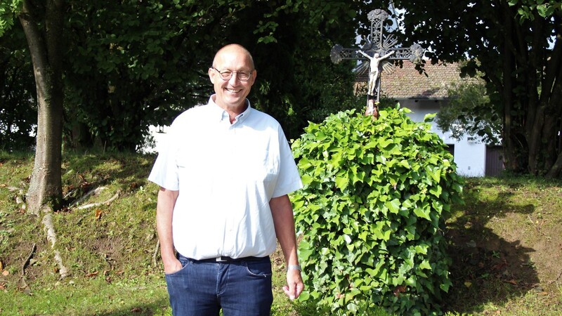 Das Kreuz an der Einfahrt vor seinem Haus hat für Michael Kelnhofer eine besondere Bedeutung.