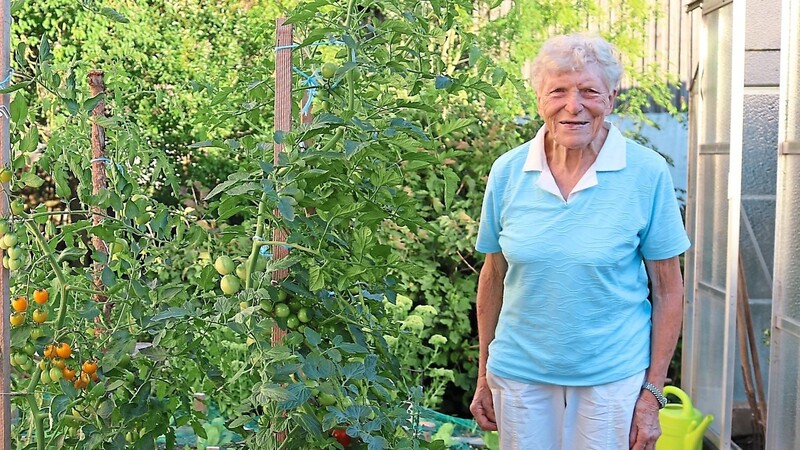 Erna Hesel liebt ihren Garten und schenkt vielen Menschen ihre Hilfsbereitschaft.