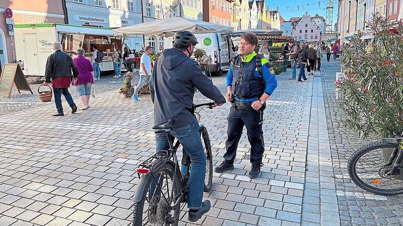 Die Polizei kontrollierte besonders am Wochenmarkt, da zuletzt vermehrt Beschwerden über Radfahrer eingegangen waren, die durch die Marktstände fahren.