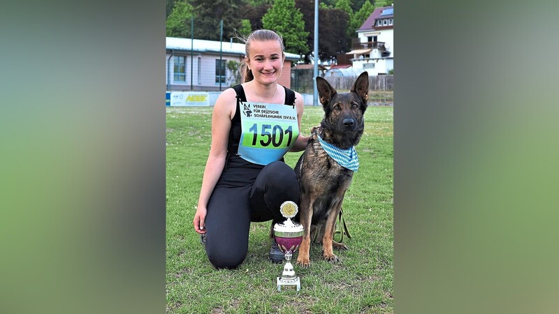 Kathi Scheckenhofer aus Auerbach mit ihrem "Auri vom Moosschlösschen", einem Deutschen Schäferhund. Bei der bayerischen Jugendmeisterschaft der Landesgruppe Bayern Süd gewannen sie Platz zwei.