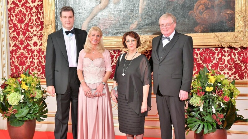 Ministerpräsident Markus Söder und Gattin mit Peter Zehentmeier und Lebensgefährtin.