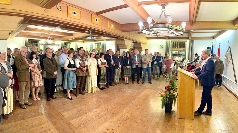 Viele Gäste hatten sich Samstagnacht zum traditionellen Empfang im Rathaus-Saal eingefunden. Sie wurden von Bürgermeister Bauer begrüßt.