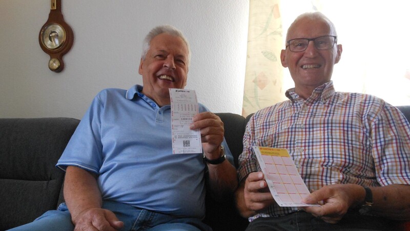 Karl Berg und Xaver Daiminger spielen seit fast 50 Jahren Lotto miteinander. Sechs "Häuschen" kaufen sie sich jede Woche für 7,70 Euro.