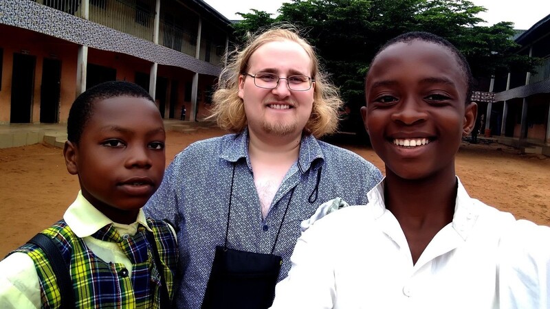 Lorenz Haslsteiner mit zwei nigerianischen Schülern