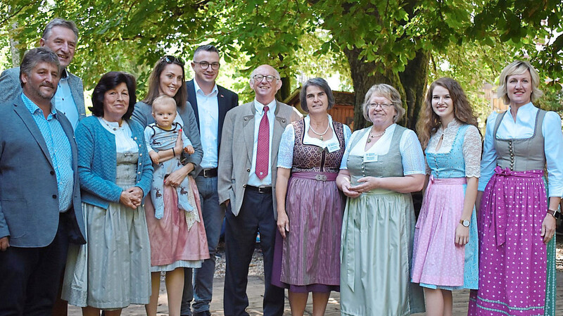 Gemeinsam feiern - das war das Motto im Ratzenhofener Biergarten, wozu sich auch eine Reihe von Ehrengästen eingefunden hatten, an der Spitze BBV-Präsident Günther Felßner (2.v.l.).