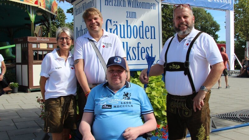 Willi Schüßler mit dem Team vom Hospizmobil, Angela Fischer, Marko Pammer und Andy Pfnür, auf dem Straubinger Gäubodenvolksfest.