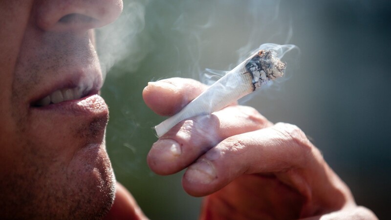 Der Gesetzentwurf sieht vor, dass der Kauf und Besitz von bis zu 25 Gramm Cannabis künftig straffrei bleiben soll. Im Eigenanbau zu Hause sollen bis zu drei Pflanzen erlaubt sein.