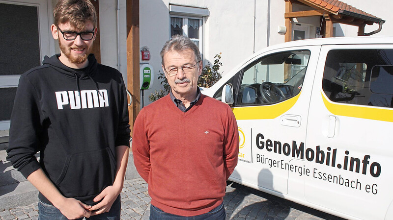 "Werkstudent" Korbinian Ostermaier und BEE-Vorsitzender Martin Hujber vor einem der drei Elektroautos der BürgerEnergie. Sie alle fahren unter dem "Marken"-Namen "GenoMobil".