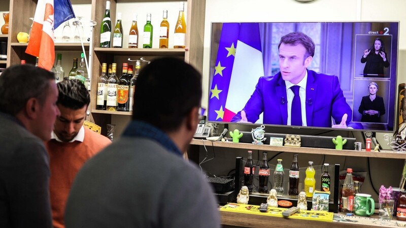 Macron äußert sich am Mittwochmittag nach der Verabschiedung der Rentenreform in einem TV-Interview. Viele Franzosen sind gegen die angehobene Altersgrenze für den Ruhestand und protestieren.