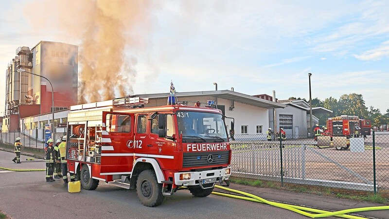 Kurz nach 6.15 Uhr alarmierte die Leitstelle Regensburg insgesamt 16 Feuerwehren zum Brand einer Galvanikhalle in Oberdorf. Durch das rasche Eingreifen konnten die Einsatzkräfte ein weiteres Ausbreiten verhindern. Verletzt wurde niemand.