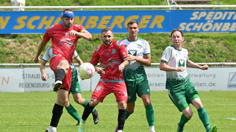 VfB-Kapitän Tsvetan Antov (links) erzielt den goldenen Treffer gegen den TV Aiglsbach.