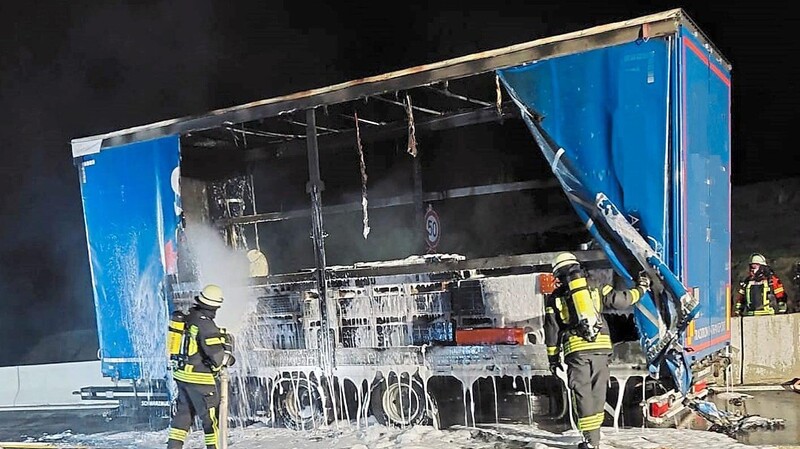 Mit Schaum löschten die Atemschutztrupps den brennenden Anhänger des Lastwagengespanns ab.