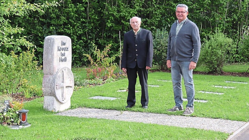Kirchenpfleger Alois Eiber (rechts) und Ruhestandspfarrer Raimund Arnold sind mit dem Ergebnis sehr zufrieden.