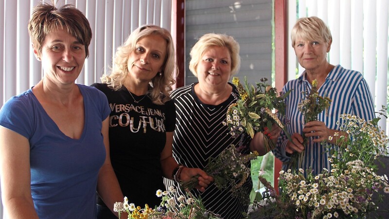 Treffen sich gerne zum Kräuterbuschenbinden: Helga Salzberger (v.l.), Mirela Nissler, Silvia Gradwohl und Dagmar Hackl vom Vorstand des Landauer Frauenbunds.