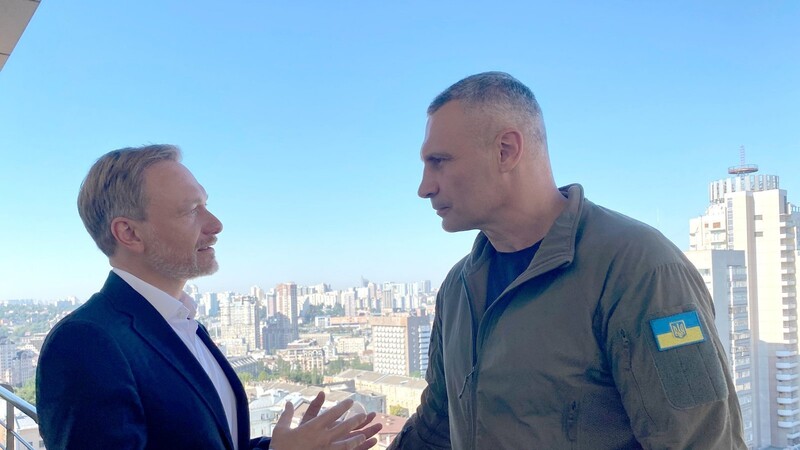 Bundesfinanzminister Christian Lindner (l.) unterhält sich mit Kiews Bürgermeister Vitali Klitschko in der urkainischen Hauptstadt.