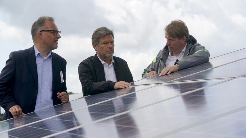 Robert Habeck besucht einen Solarpark: Weil Deuschland zu viele Gesetze und Rechtsverordnungen hat, Wirtschaftsminister Robert Habeck Verwaltungsvorschriften verschlanken.