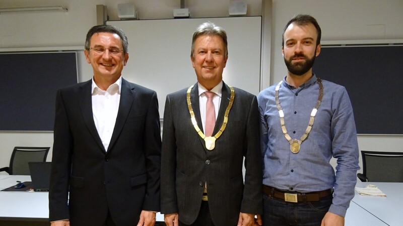 Bürgermeister Helmut Maier (M.) vereidigte Sebastian Stanglmaier als dritten Bürgermeister und Willi Stanglmayr (l.) als neues Gemeinderatsmitglied.