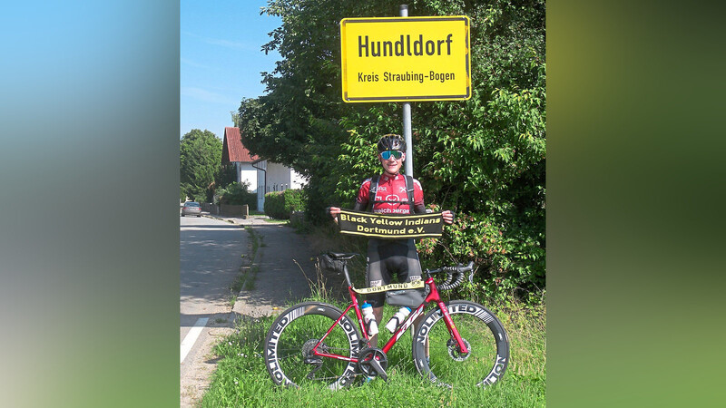 Gerald Scheiblauer vor dem Ortsschild von Hundldorf nach dem Abschluss der ersten Etappe.
