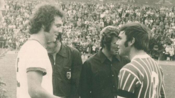 Spielführer unter sich: Franz Beckenbauer (links) und Peter Fischer.
