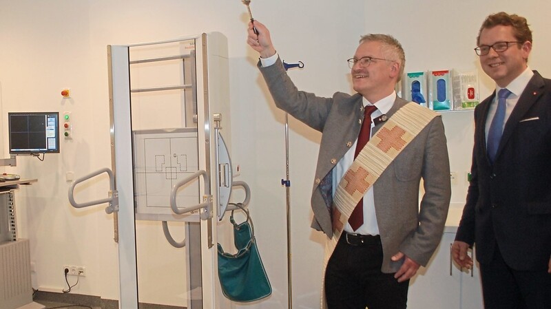 Diözesan-Caritasdirektor Michael Weißmann segnete die neuen Räume der Radiologie. Daneben Nicolas von Oppen, Geschäftsführer des Krankenhauses Sankt Josef.