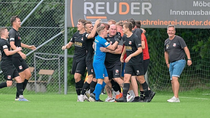 In der siebten Minute der Nachspielzeit erzielt Florian Sommersberger den 2:2-Ausgleich für die SpVgg Hankofen in der Partie beim VfB Eichstätt. Entsprechend groß ist der Jubel bei den "Dorfbuam", die bis zur 86. Minute sogar mit 0:2 zurücklagen.