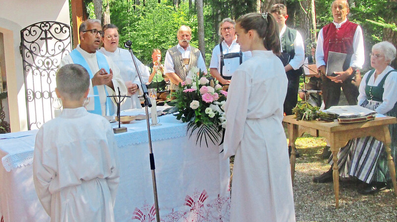 Pfarrer Dr. Josy Joseph feierte den Jubiläumsgottesdienst an der Rosenkranz-Kapelle.