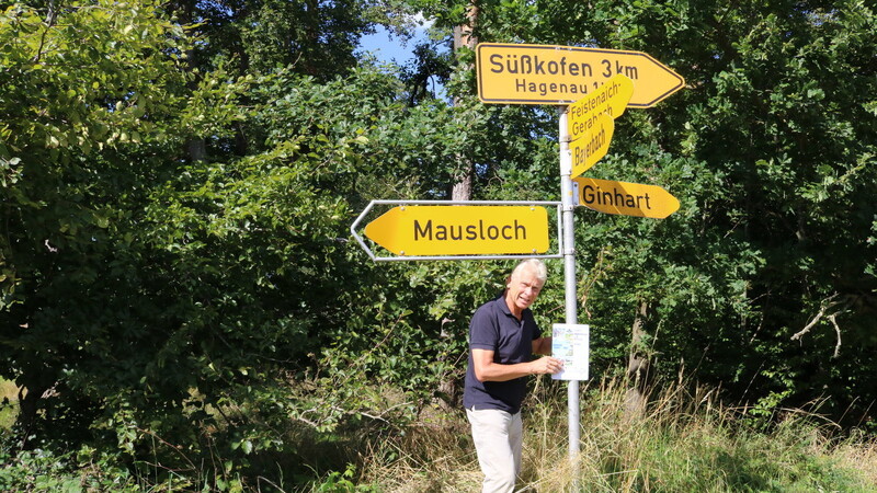 Autor Johann Fischaleck korrigiert die Route 9 mit einer Hinweistafel, damit die Wanderer nicht durch ein privates Hofgrundstück laufen.