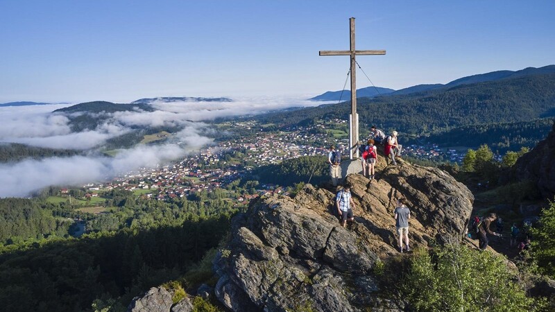 Gipfelglück auf dem Silberberg: Die zweitschönste Mehrtagestour Deutschlands ist laut einer Experten-Jury in Bodenmais zu finden.
