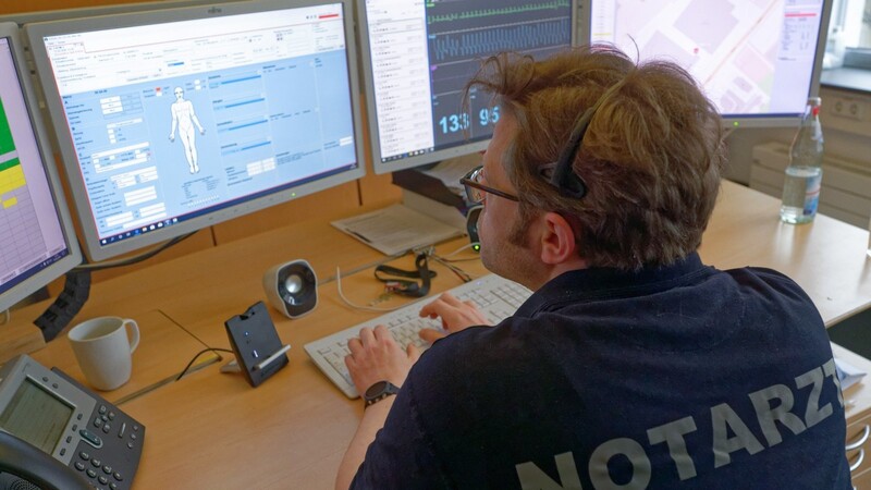 Ein Telenotarzt könnte schon bald auch im Landkreis Dingolfing-Landau die Rettungsdienste vom Bildschirm aus unterstützen.