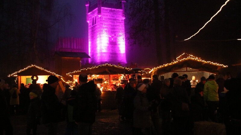 Der Ludwigsturm im Farbenspiel: Hunderte Besucher strömten am Samstag auf den Ludwigsberg zum FSG-Weihnachtsmarkt.