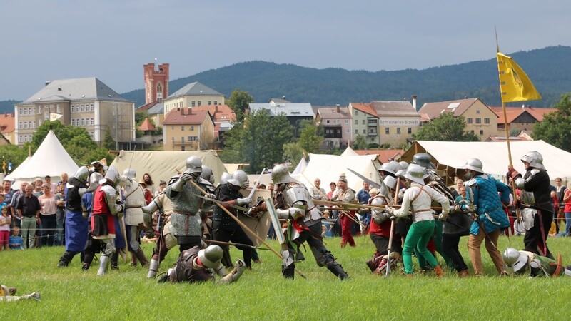 Die Schlacht bei Taus im Jahr 1431 bildet den Hintergrund des Mittelalterlagers "Cave Gladium". Folglich gehören auch Gefechte zum dreitägigen Programm auf den Wiesen vor der Stadt Furth im Wald (Landkreis Cham).